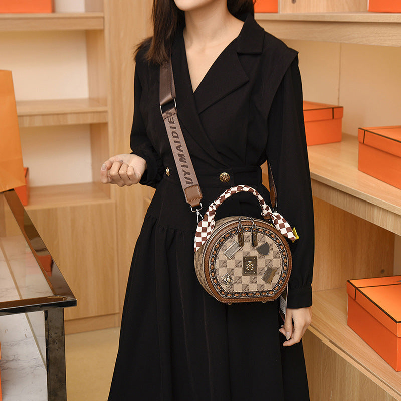 👜Hot Sale Women Fashion Handbag Retro Bear Badge Shoulder Bag（50% Off）